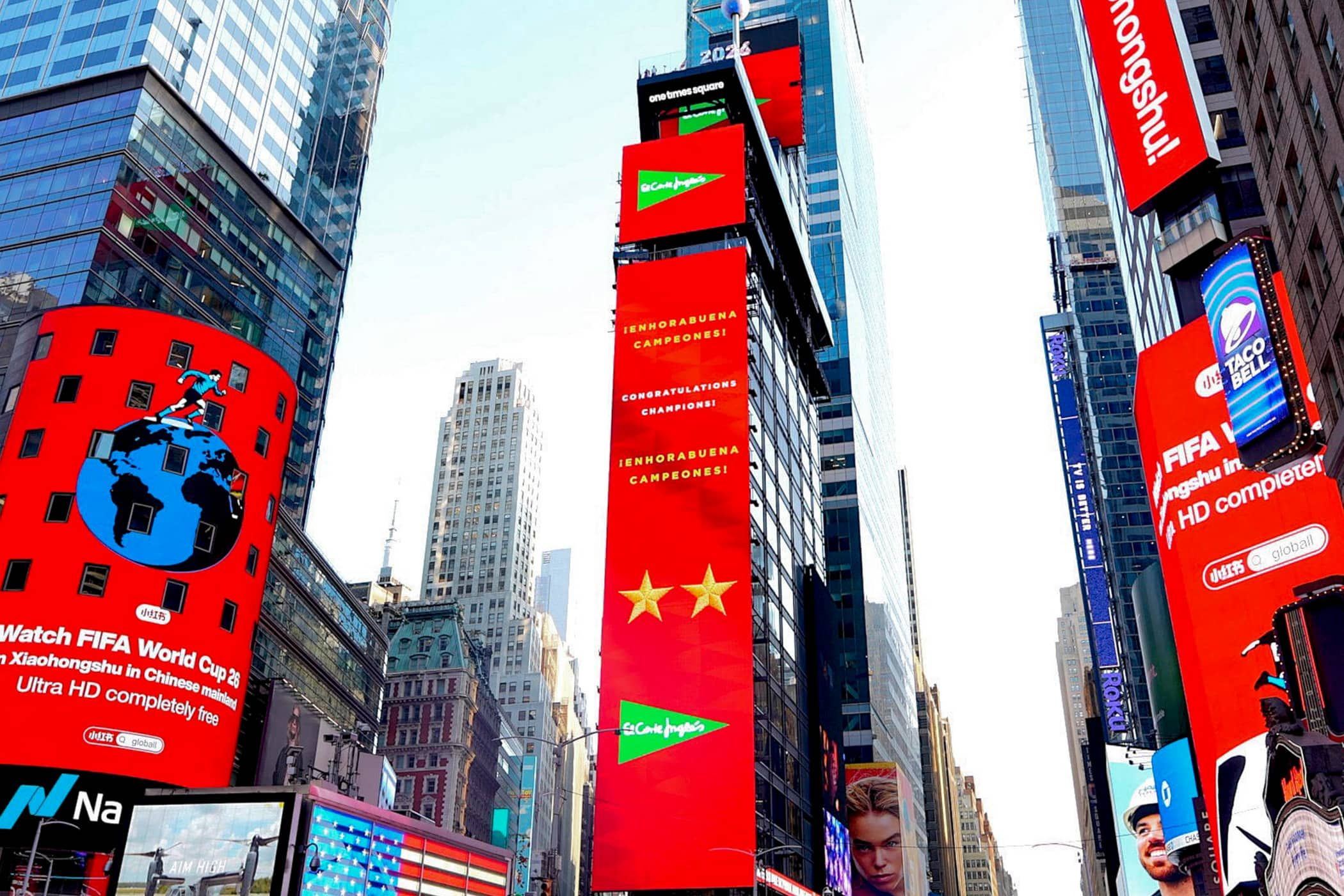 Las pantallas gigantes de Times Square de día, todas encendidas y compitiendo por la atención al mismo tiempo