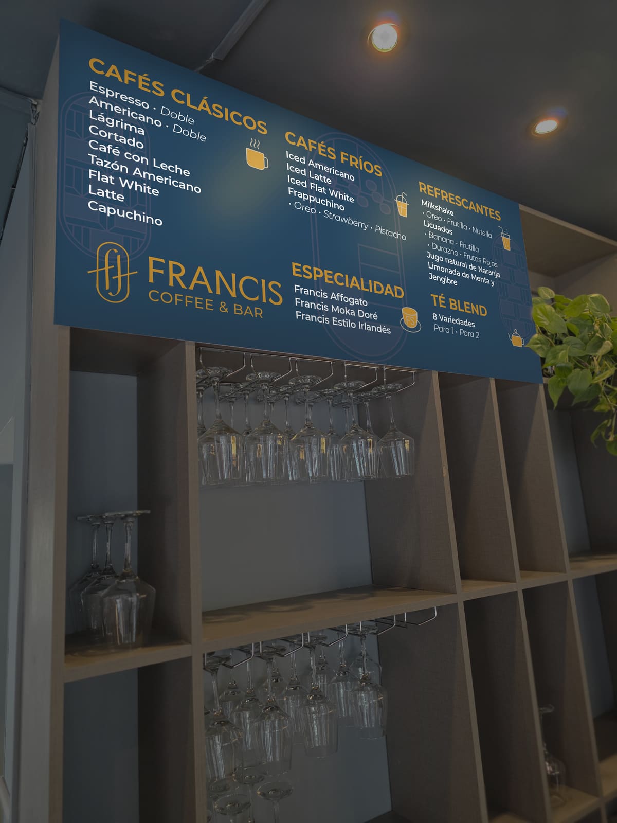 Letrero de la barra de Francis con la carta de cafés clásicos, fríos, refrescantes y de especialidad