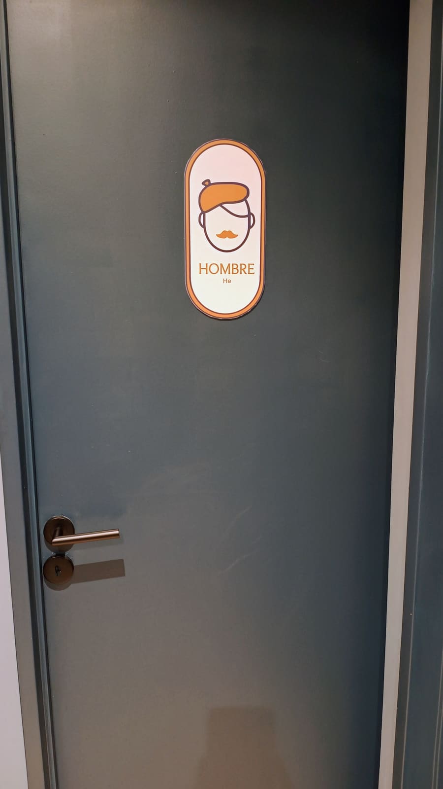 Cartel de baño de hombres de Francis, con el ícono de la boina y el bigote