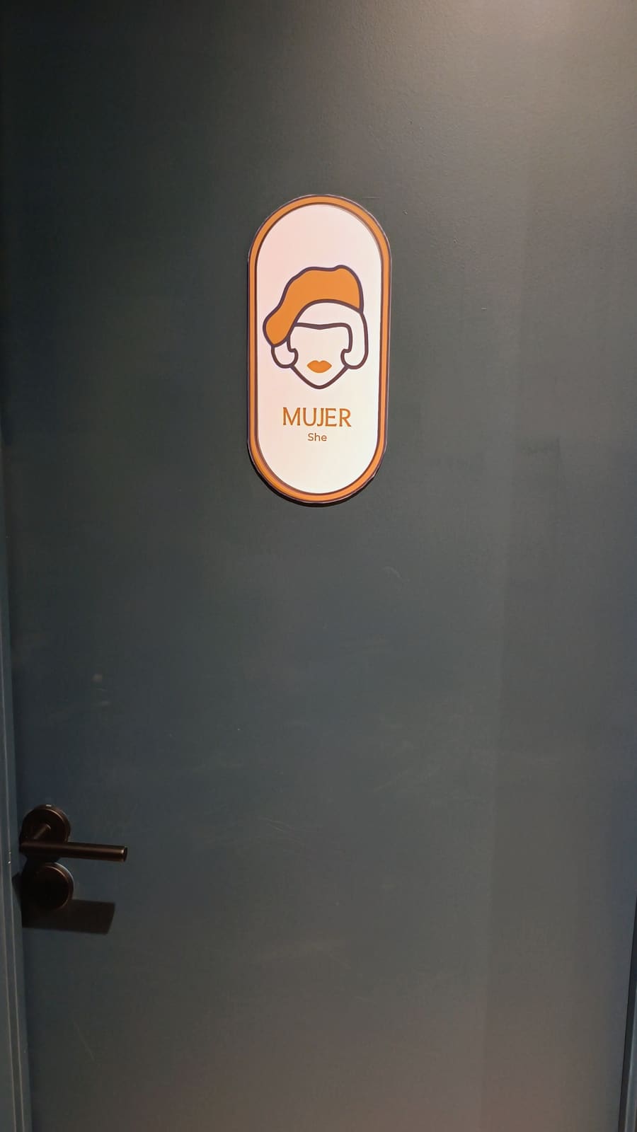 Cartel de baño de mujeres de Francis, con el ícono de la boina