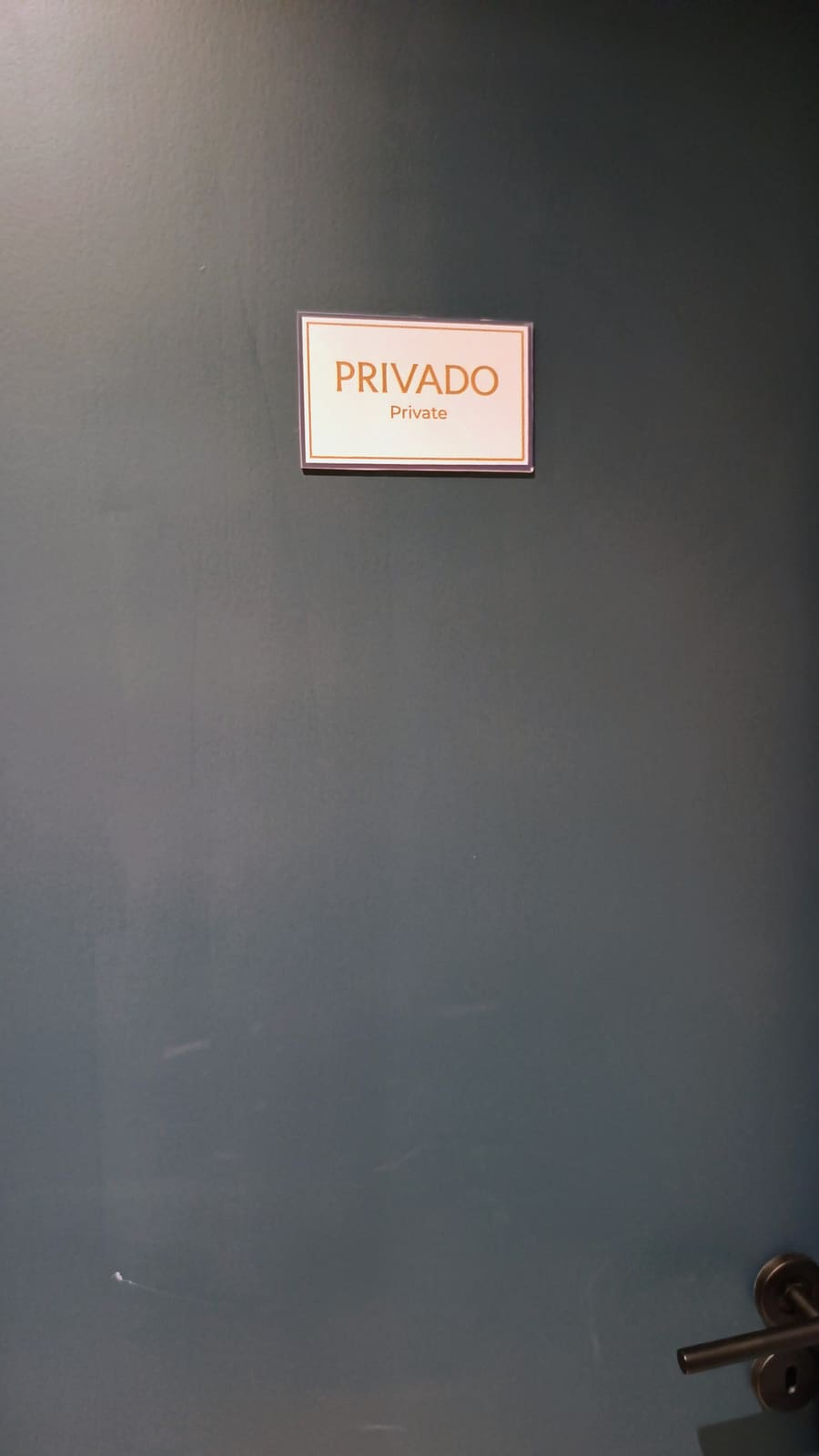 Cartel de privado de Francis sobre una puerta de servicio