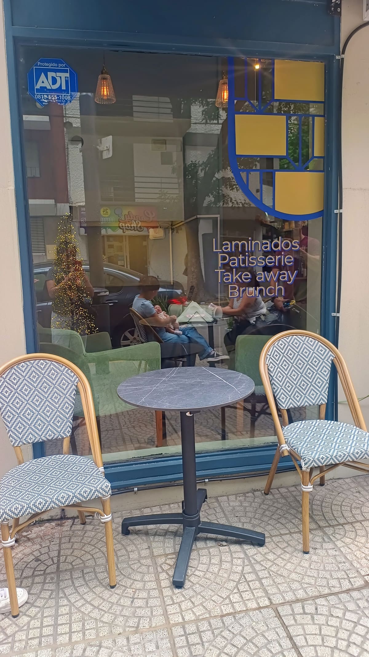 Ventanal lateral de Francis con los descriptores Laminados, Patisserie, Take away y Brunch en vinilo