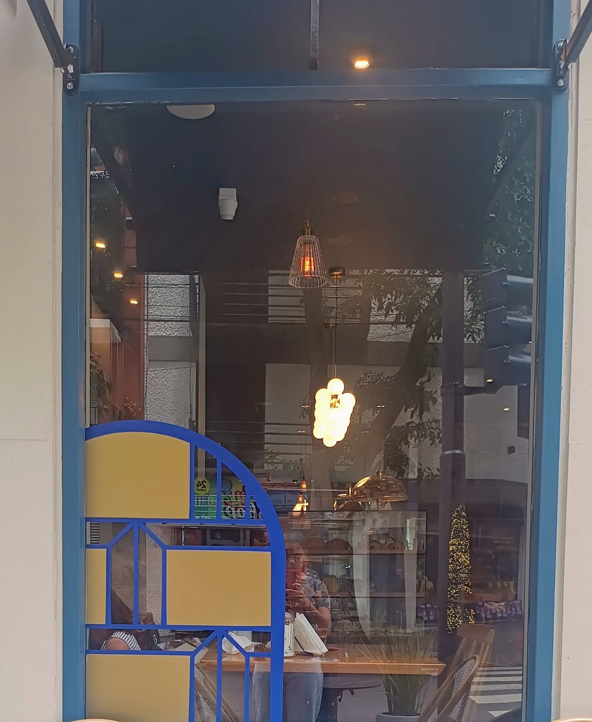 Ventanal de Francis con el diseño de vinilos en amarillo y azul aplicado sobre el vidrio