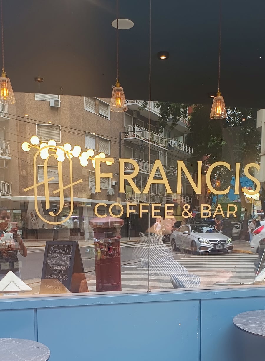 Vidriera de Francis Coffee & Bar con la marca aplicada en el local