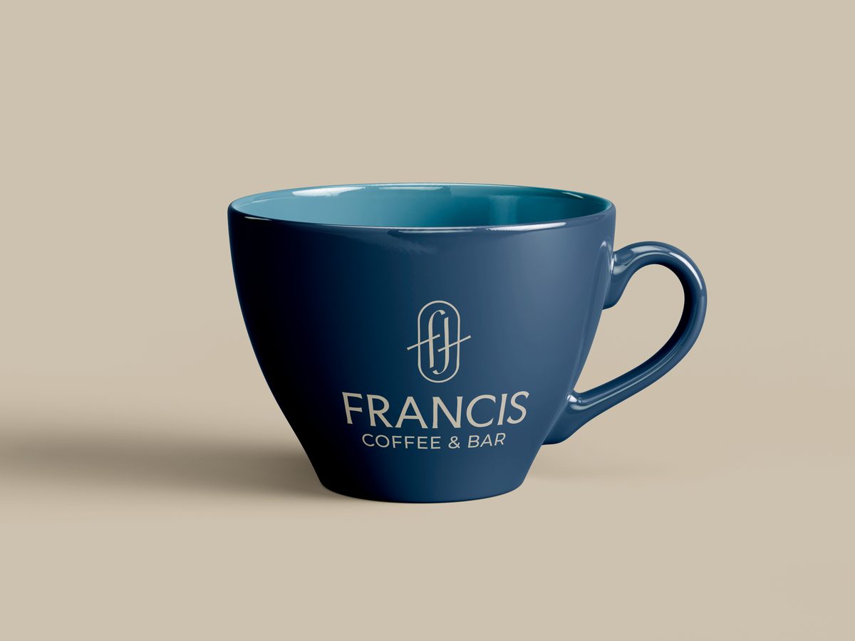 Taza de Francis Coffee & Bar con la marca aplicada
