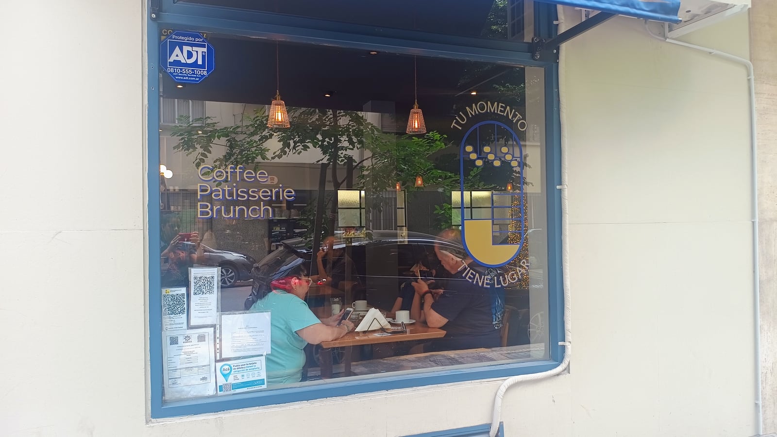 Vidriera del local de Francis Coffee & Bar con la marca aplicada