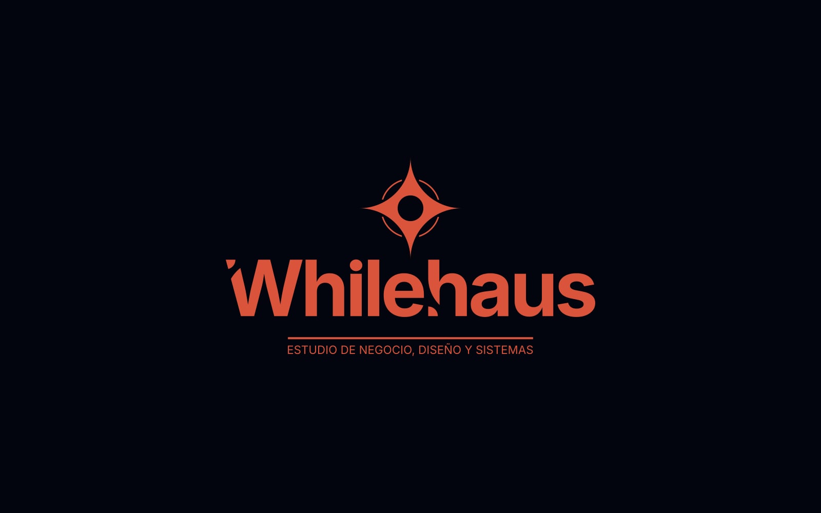 Marca de Whilehaus: isotipo, logotipo y descriptor en Coral sobre fondo Naval